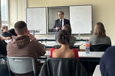 Schülerinnen und Schüler der MSS 11 und 12 haben am 18. April 2024 ein Abgeordnetengespräch mit Herrn Dr. Thorsten Rudolph (SPD) geführt und dabei viele interessante Einblicke in den Politikalltag erhalten.