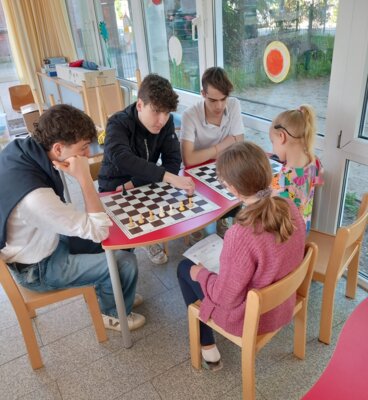 Marienauer Schüler spielen mit der 2a Schach (Bild vergrößern)