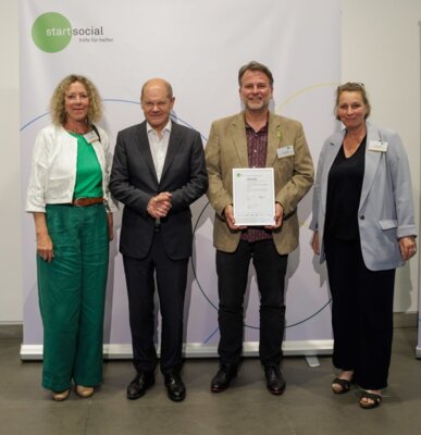 (Auf dem Foto: Claudia Gernand, Bundeskanzler Olaf Scholz, Kai Kreutzfeldt, Wiebke Meisel) (Bild vergrößern)