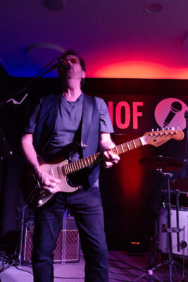 Wer am vergangenen Freitag im Hof-Café war, hat eine Show der Extraklasse des kanadischen Ausnahmegitarristen Cliff Stevens und seiner dreiköpfigen Band erlebt.