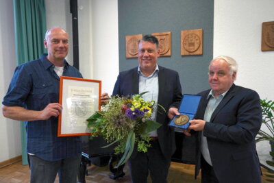 Foto zur Meldung: Bürgermeister mit Ehrenmedaille gewürdigt