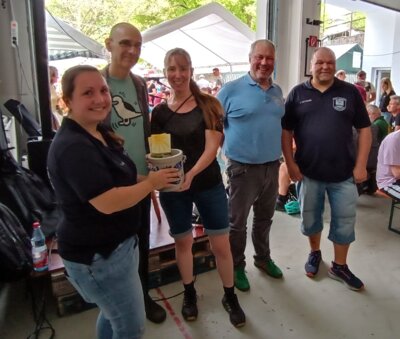 Foto zur Meldung: Spende dank Musik beim Fest der FFW Vöckelsbach