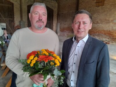 Foto: Rolandstadt Perleberg | Bürgermeister Axel Schmidt gratuliert Olaf Renner zur Wiederwahl.