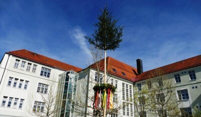 Eröffnung Maifest findet im Pausenhof statt! (Bild vergrößern)