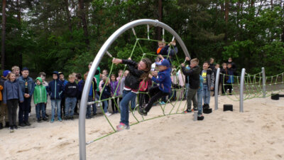Foto zur Meldung: Neuer Spielplatz zum Schulfest an der Waldschule Lauchhammer eingeweiht