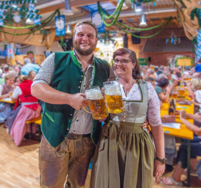 Festwirt Stefan Anthofer mit seiner Lebensgefährtin Kristin Krüger, freuen sich auf das Hopfenfest Mainburg. Foto: Jörg Rudloff (Bild vergrößern)