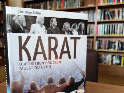 Christine Dähn liest in der Stadtbibliothek aus ihrem Buch über die Band Karat. Thomas Natschinski macht dazu Musik. Foto: Agentur (Bild vergrößern)