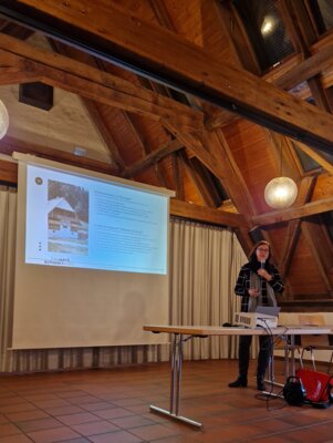 Fr. Wiedemann (Bauwerk Schwarzwald) während ihrem Vortrag (Bild vergrößern)