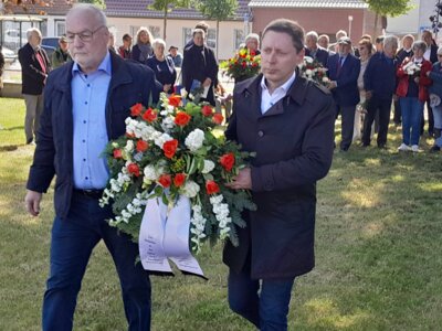 Foto: Rolandstadt Perleberg | Bürgermeister Axel Schmidt (rechts) und Rainer Pickert, Vorsitzender der Stadtverordnetenversammlung bei der Kranzniederlegung.