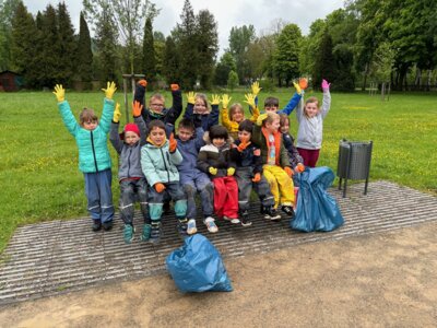 Mit Handschuhen und Müllsäcken waren die Kinder der katholischen Kita unterwegs (Bild vergrößern)