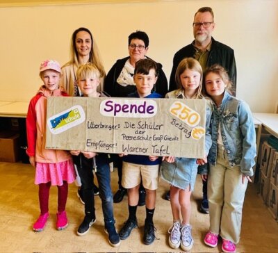 v.l. vorn Louisa, Ilja, Leander, Käthe und Marie, v.l. hintere Reihe Frau Prang (Förderverein Peeneschule, Mitarbeiterin und Herr Rath (Warener Tafel)