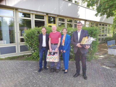 Von links: Walter Stöckle, Konrad Wiedemann, Rektorin Daniela Wörle und stellv. Schulverbandsvorsitzender Thomas Hafner. / Fotograf: Schulverband Zusmarshausen (Bild vergrößern)
