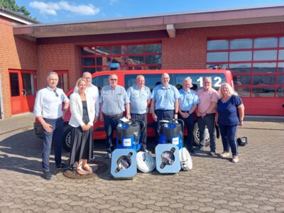 Vertreter der VGH, der Kreisfeuerwehr und der Kreisverwaltung bei der Übergabe der Nasssauger