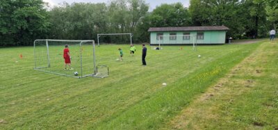 Foto zur Meldung: Jugendkicker eröffneten Saison auf dem Sportplatz