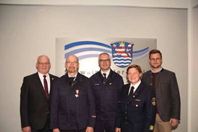 von links: Erster Kreisbeigeordneter Jürgen Kaufmann, Geehrter Wolfgang Falk, Gemeindebrandinspektor Markus Eydt, Kreisbrandinspektorin Tanja Dittmar und Bürgermeister Jonas Korell (Bild vergrößern)