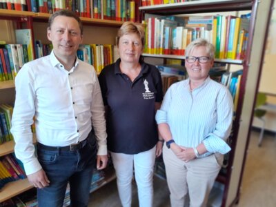 Foto: Rolandstadt Perleberg | Bürgermeister Axel Schmidt, Schulleiterin Heike Rudolph und Hauptamtsleiterin Katrin Schmidt (v.l.n.r.) in der Schulbibliothek.