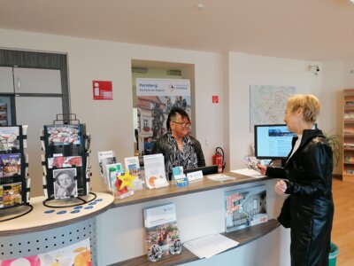 Foto: Rolandstadt Perleberg | Eine gute Beratung und ein breites Sortiment an Produkten und Informationen erhalten Besucher in der Stadtinformation.
