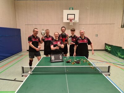 They are the Champions! Die 3. Herren feiern ausgelassen ihre Meisterschaft. Foto: Alexander Händler (Bild vergrößern)
