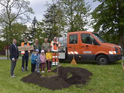 Kinder pflanzen Baum des Jahres 2024 – Die „Mehlbeere“ steht jetzt beim Eisstadion (Bild vergrößern)