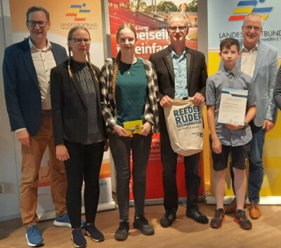 Jeaninne, Liina, Stephan und Jelle Blum mit dem Präsidenten des LSB M-V, Andreas Bluhm (re.), und einem Vertreter des Ostdeutschen Sparkassenverbandes. Foto: André Stache