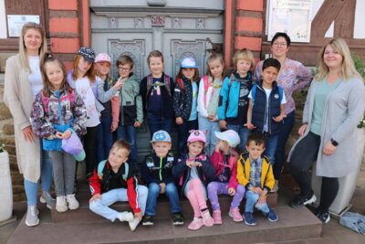 Vorschulkinder der evangelischen Kindertagesstätte Sontra vor der Eingangstür des Rathauses (Bild vergrößern)