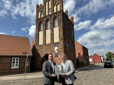 Gordon Thalmann, Sachbereichsleiter Denkmalschutz beim Landkreis Prignitz (I), überreichte Bürgermeister Dr. Oliver Hermann am 16. Mai ein Belegexemplar des Buches „Mittelalterliche Stadtbefestigungen in der Mark Brandenburg und in Norddeutschland“.  I Foto: Franziska Lenz (Bild vergrößern)