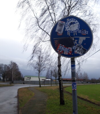 Verkehrszeichen mit Aufkleber, Foto: Bauhof Storkow (Mark) (Bild vergrößern)