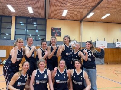 2. Damen gewinnen im neuen Trikotsatz (Bild vergr&ouml;&szlig;ern)