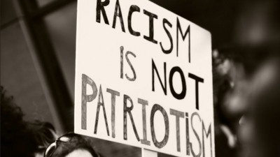 Schild "Racism is not Patriotism" (Bild vergrößern)