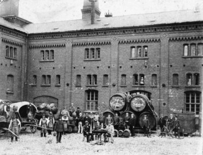 Innenhof der Pritzwalker Brauerei am Meyenburger Tor mit Belegschaft. Quelle: Archiv Museum Pritzwalk (Bild vergrößern)