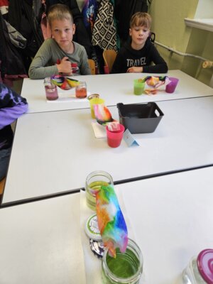 Wie von Zauberhand wachsen die Regenbogenfarben über dem Wasser zusammen. (Bild vergrößern)