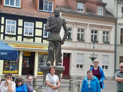 Foto: Rolandstadt Perleberg | Am Perleberger Roland begann die Stadtführung, begaben sich die Teilnehmer auf die Spuren der Hanse.