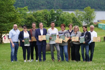 Zertifizierung_Nationalpark-_Naturpark-Partner  Zertifizierung: Die Verantwortlichen der sechs neuen Partnerbetriebe freuten sich am Dienstag an der Jugendherberge Waldeck über die Auszeichnung zu Nationalpark- und Naturpark-Partnern. Bildautor: Nationalpark Kellerwald-Edersee (Bild vergrößern)