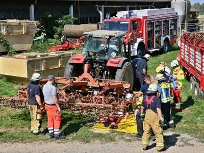 Mähdrescher, Hilfeleistungslöschfahrzeug und Rettungswagen