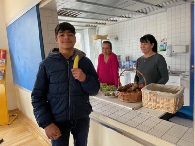 Schüler bei der Obstausgabe in der Frühstückspause