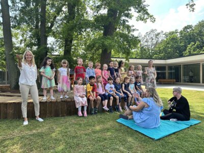 Zum Tag der offenen Tür sangen die Kinder der Kita Waldentdecker im neuen Innenhof I Foto: Martin Ferch (Bild vergrößern)