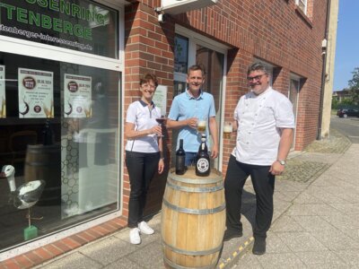 Anke Hahn, Thomas Schaub und Thomas Schneider vom Interessenring Wittenberge freuen sich auf die Wein- und Biermeile I Foto: Jeannette Küther (Bild vergrößern)
