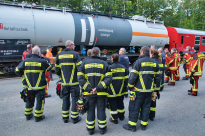 Feuerwehr trainiert am Rettungszug (Bild vergrößern)