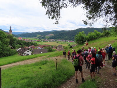 Foto zur Meldung: Der OTG unterwegs auf dem Panoramaweg in Fischerbach