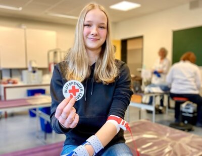 Junge DRK-Blutspenderin; ©DRK-Blutspendedienst Nord-Ost (Bild vergrößern)