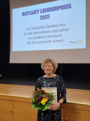 Frau Seeger wird mit dem Rotary Lehrerpreis 2023 ausgezeichnet (Bild vergr&ouml;&szlig;ern)
