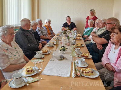 14 Seniorinnen und Senioren fanden sich in Seefeld zum ersten „Schnuppertag“ im Dorfgemeinschaftshaus ein. Foto: Heike Fuchs (Bild vergrößern)