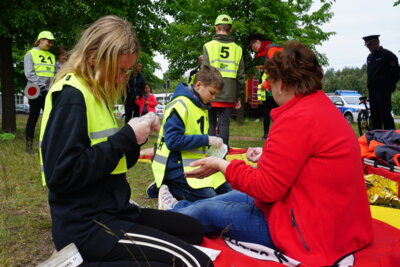 2019 fanden die Landesmeisterschaften der Schülerlotsen in Cottbus statt. Zu den Disziplinen zählt u.a. Erste Hilfe. Foto: Jan Hornhauer