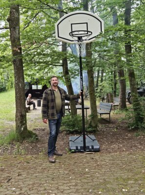 Basketballkorb auf dem Waldplatz