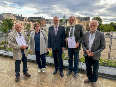 Bürgermeister Stefan Feustel zwischen den verabschiedeten Mitgliedern des Stadtrates: Stefan Jung, Ute Gubick, Andreas Schwalbe, Joachim Kowalle (v.l.n.r.) (Bild vergrößern)