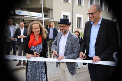 Unser Bild zeigt Projektleiterin Krysteen-E- Weiher (degewo), Bürgermeister Heiko Richter und Dirk Seubert, Abteilungsleiter Neubau (degewo) beim Banddurchschneiden.