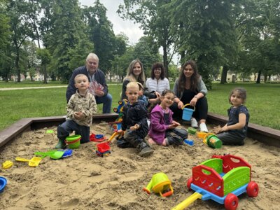 Familienunternehmen DEBE Transporte spendet Sandkasten | Foto: Franziska Lenz (Bild vergrößern)