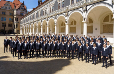 Die jungen Sänger des Dresdner Kreuzchores – hier im Hof des Dresdner Stadtschlosses – gastieren in Pritzwalk. Foto: M. Jehnichen (Bild vergrößern)