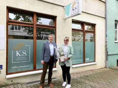 Dr. Oliver Hermann und  Kathrin Scharfenorth vor der neuen Praxis für Physiotherapie I Foto: Antje Kranz (Bild vergrößern)