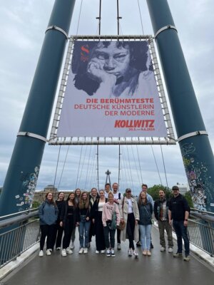 Studierende der 02Piv1 besuchten die Käthe Kollwitz Kunstausstellung (Bild vergrößern)